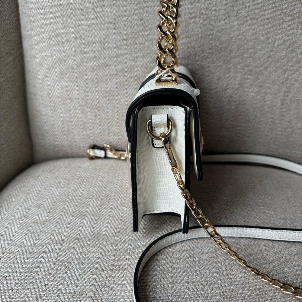 Elegant White Handbag with Gold Accents - Picture 4 of 6